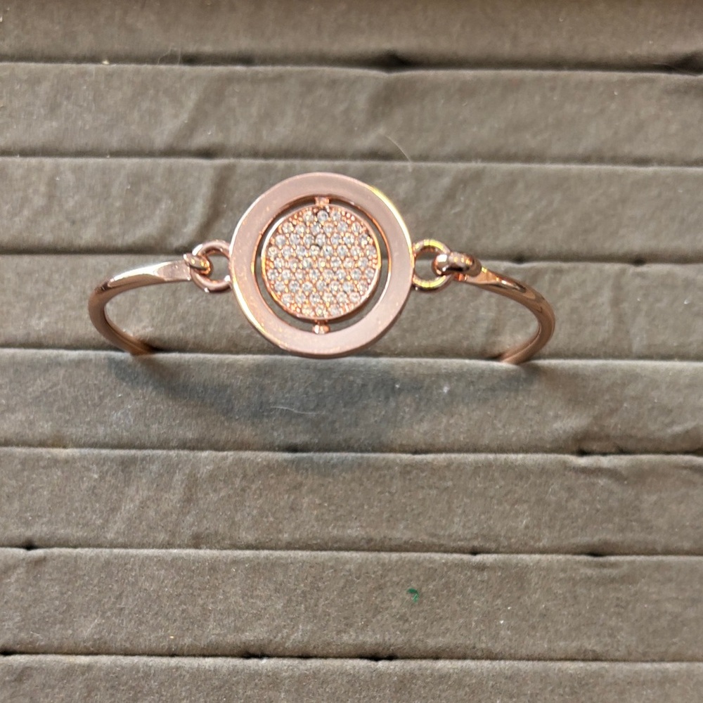 Chic Rose Gold Bracelet with Pave Center